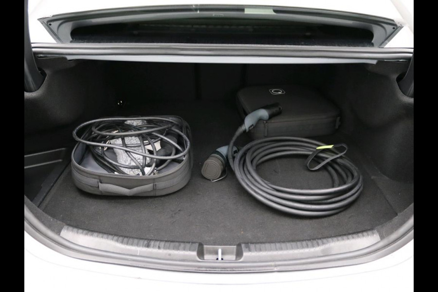 Mercedes-Benz C-Klasse 300 e Business Solution AMG AMG Line | Panorama Schuif-Kanteldak | Distronic | Lederen bekleding | Alarm | Parkeerpakket met 360°-camera | 20 Inch AMG Velgen. Inclusief 24 maanden Mercedes-Benz Certified garantie voor Europa.