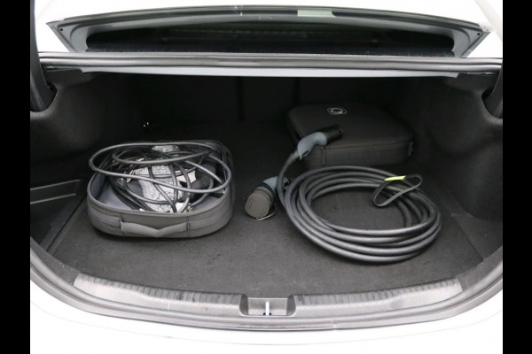 Mercedes-Benz C-Klasse 300 e Business Solution AMG AMG Line | Panorama Schuif-Kanteldak | Distronic | Lederen bekleding | Alarm | Parkeerpakket met 360°-camera | 20 Inch AMG Velgen. Inclusief 24 maanden Mercedes-Benz Certified garantie voor Europa.