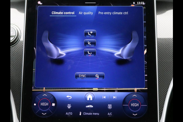 Mercedes-Benz C-Klasse 300 e Business Solution AMG AMG Line | Panorama Schuif-Kanteldak | Distronic | Lederen bekleding | Alarm | Parkeerpakket met 360°-camera | 20 Inch AMG Velgen. Inclusief 24 maanden Mercedes-Benz Certified garantie voor Europa.