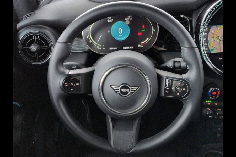 MINI 1.5 Cooper Classic (100kW/136pk) ** LED, LEDER, VIRTUAL, H&K Sound, PANORAMA, CAMERA, 17-inch LMV ** 1e EIG - Slechts 13.700km ** ** INFORMEER OOK NAAR ONZE AANTREKKELIJKE FINANCIAL-LEASE TARIEVEN **