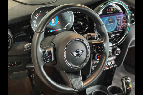 MINI 1.5 Cooper Classic (100kW/136pk) ** LED, LEDER, VIRTUAL, H&K Sound, PANORAMA, CAMERA, 17-inch LMV ** 1e EIG - Slechts 13.700km ** ** INFORMEER OOK NAAR ONZE AANTREKKELIJKE FINANCIAL-LEASE TARIEVEN **