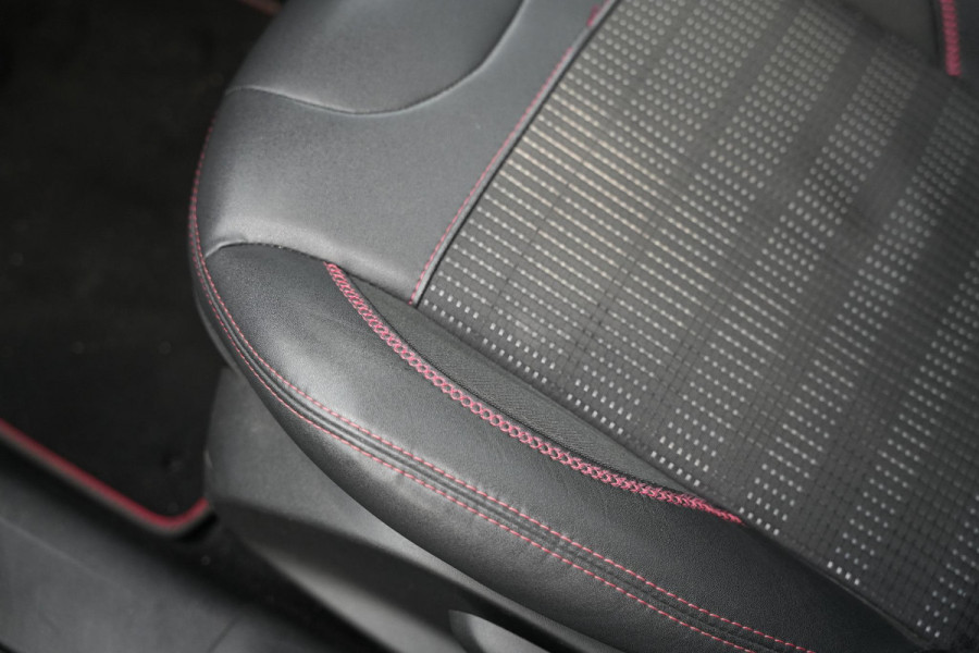 Peugeot 2008 1.2 PureTech GT-line Black on black Lederen bekleding