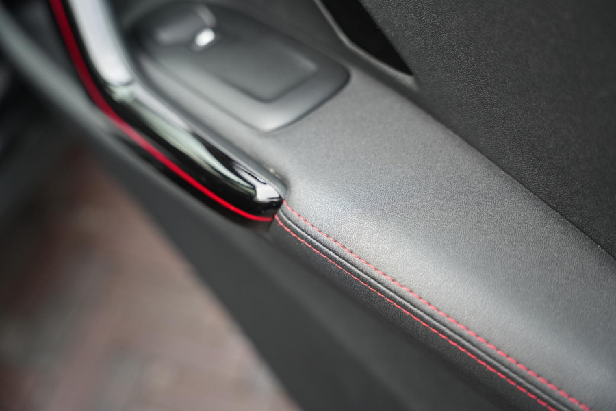 Peugeot 2008 1.2 PureTech GT-line Black on black Lederen bekleding