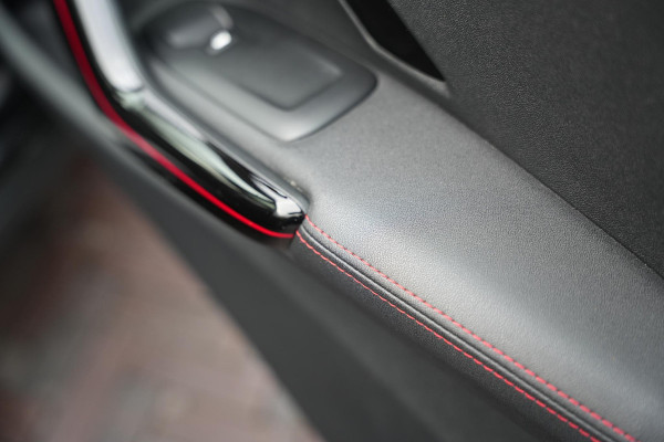 Peugeot 2008 1.2 PureTech GT-line Black on black Lederen bekleding