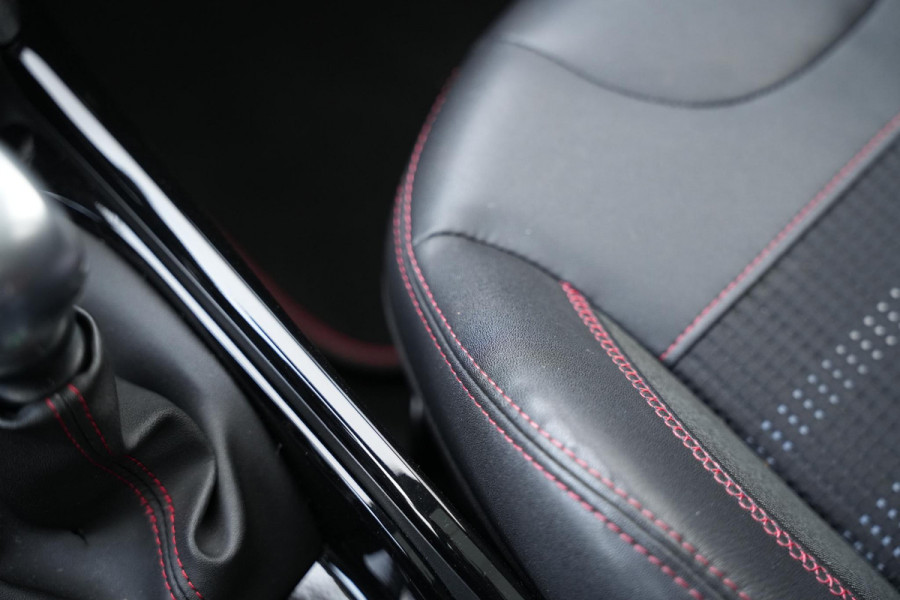 Peugeot 2008 1.2 PureTech GT-line Black on black Lederen bekleding