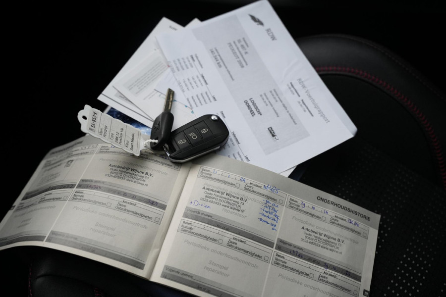 Peugeot 2008 1.2 PureTech GT-line Black on black Lederen bekleding