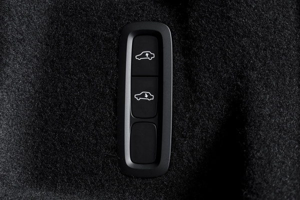 Volvo XC60 2.0 T8 Plug-in hybrid AWD Ultra Black Edition Facelift | Luchtvering | Harmon Kardon | S/K Panodak | Dig.Cockpit | Adapt.Cruise | Stoel-+Stuurverw. | 360 Camera | NAV+App.Connect | Auto.Airco | LM 21" | 5090