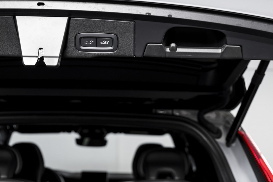 Volvo XC60 2.0 T8 Plug-in hybrid AWD Ultra Black Edition Facelift | Luchtvering | Harmon Kardon | S/K Panodak | Dig.Cockpit | Adapt.Cruise | Stoel-+Stuurverw. | 360 Camera | NAV+App.Connect | Auto.Airco | LM 21" | 5090