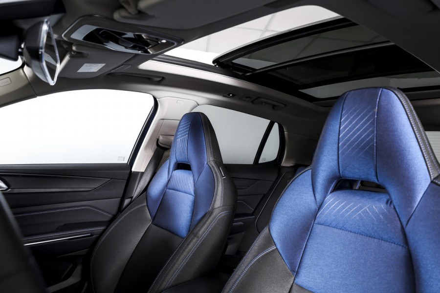 Lynk & Co 01 1.5 PHEV 261PK MY22 | Blackpakket | 360 Camera | 7.4 kWh Boordlader | S/K-panodak | Adapt. Cruise | Memory | Elek. klep | LM 20" |