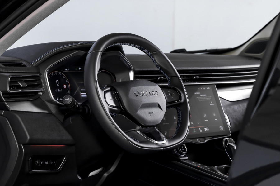 Lynk & Co 01 1.5 PHEV 261PK MY22 | Blackpakket | 360 Camera | 7.4 kWh Boordlader | S/K-panodak | Adapt. Cruise | Memory | Elek. klep | LM 20" |