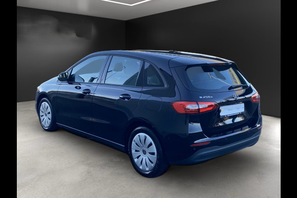 Mercedes-Benz B-Klasse 250e Business ** APPLE/ANDROID - NAVI - HALF-LEDER - SPOORASS - CRUISE ** 1e EIG - UNFALLFREI ** ** INFORMEER OOK NAAR ONZE AANTREKKELIJKE FINANCIAL-LEASE TARIEVEN **