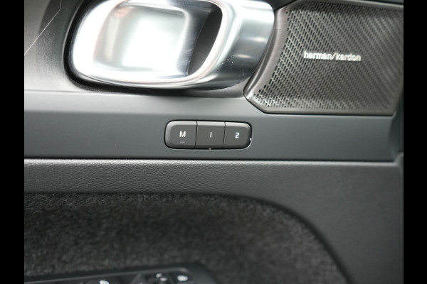 Volvo XC40 T5 Ultimate Dark Plug In Hybrid 263pk Dealer O.H. PHEV | Panodak | Adaptive Cruise | Camera | Alcantara Sportstoelen Memory & Verwarmd | Harman / Kardon | Stuur Verwarmd | Keyless | 19"L.M | Apple Carplay | Blis | Navigatie | DAB |