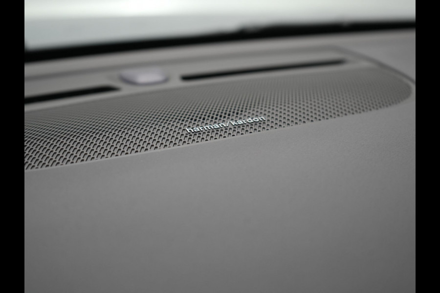 Volvo XC40 T5 Ultimate Dark Plug In Hybrid 263pk Dealer O.H. PHEV | Panodak | Adaptive Cruise | Camera | Alcantara Sportstoelen Memory & Verwarmd | Harman / Kardon | Stuur Verwarmd | Keyless | 19"L.M | Apple Carplay | Blis | Navigatie | DAB |