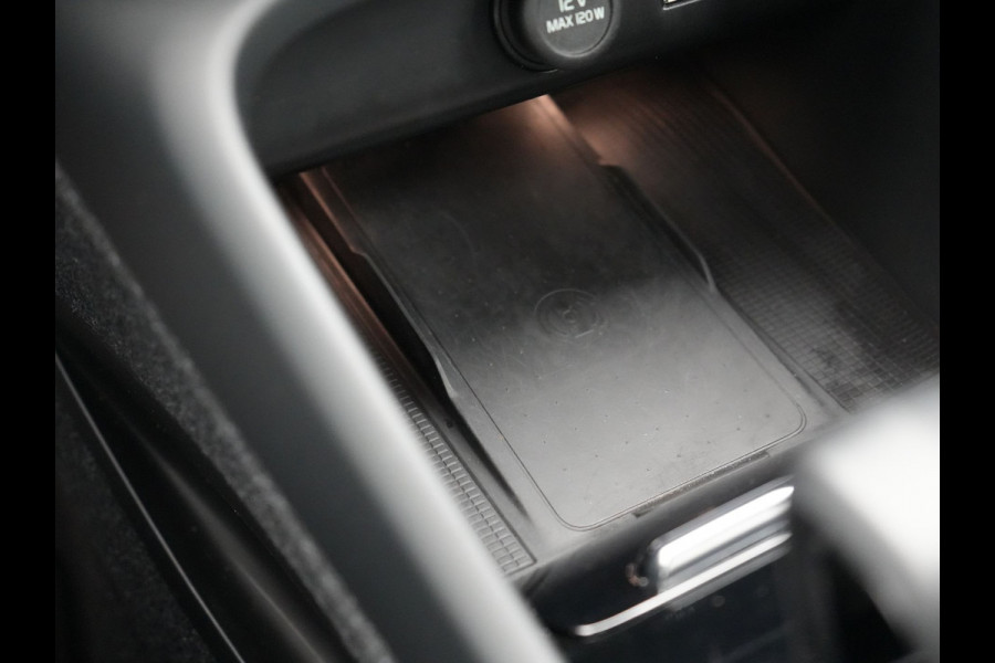 Volvo XC40 T5 Ultimate Dark Plug In Hybrid 263pk Dealer O.H. PHEV | Panodak | Adaptive Cruise | Camera | Alcantara Sportstoelen Memory & Verwarmd | Harman / Kardon | Stuur Verwarmd | Keyless | 19"L.M | Apple Carplay | Blis | Navigatie | DAB |