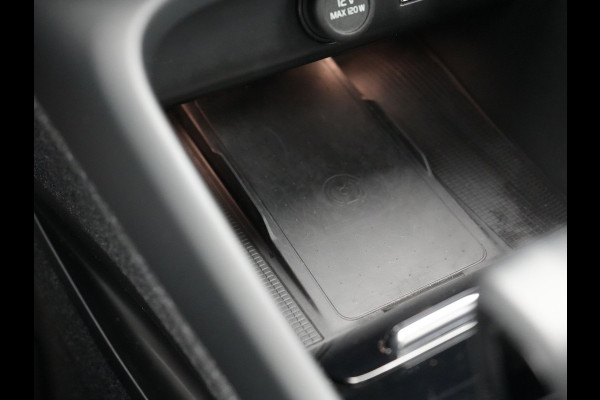 Volvo XC40 T5 Ultimate Dark Plug In Hybrid 263pk Dealer O.H. PHEV | Panodak | Adaptive Cruise | Camera | Alcantara Sportstoelen Memory & Verwarmd | Harman / Kardon | Stuur Verwarmd | Keyless | 19"L.M | Apple Carplay | Blis | Navigatie | DAB |