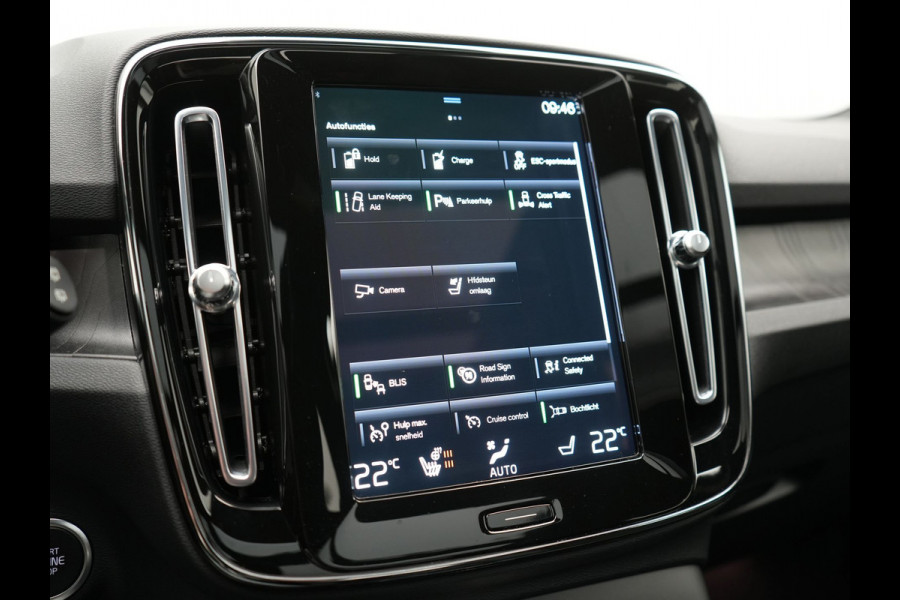 Volvo XC40 T5 Ultimate Dark Plug In Hybrid 263pk Dealer O.H. PHEV | Panodak | Adaptive Cruise | Camera | Alcantara Sportstoelen Memory & Verwarmd | Harman / Kardon | Stuur Verwarmd | Keyless | 19"L.M | Apple Carplay | Blis | Navigatie | DAB |