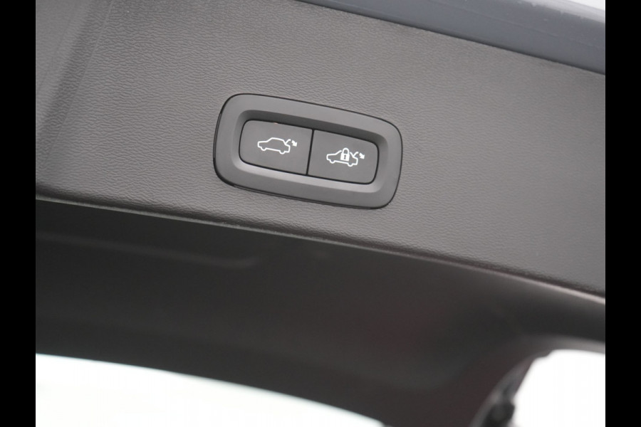 Volvo XC40 T5 Ultimate Dark Plug In Hybrid 263pk Dealer O.H. PHEV | Panodak | Adaptive Cruise | Camera | Alcantara Sportstoelen Memory & Verwarmd | Harman / Kardon | Stuur Verwarmd | Keyless | 19"L.M | Apple Carplay | Blis | Navigatie | DAB |