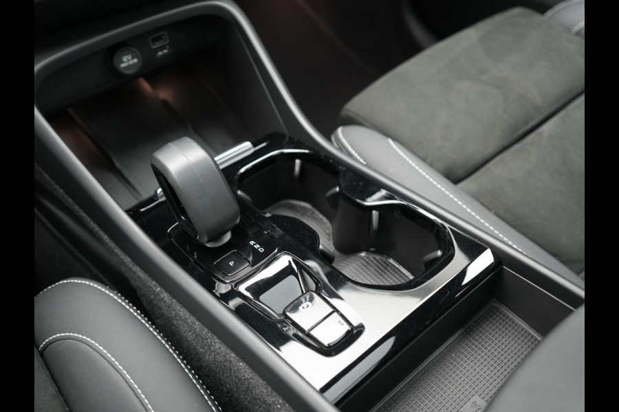 Volvo XC40 T5 Ultimate Dark Plug In Hybrid 263pk Dealer O.H. PHEV | Panodak | Adaptive Cruise | Camera | Alcantara Sportstoelen Memory & Verwarmd | Harman / Kardon | Stuur Verwarmd | Keyless | 19"L.M | Apple Carplay | Blis | Navigatie | DAB |