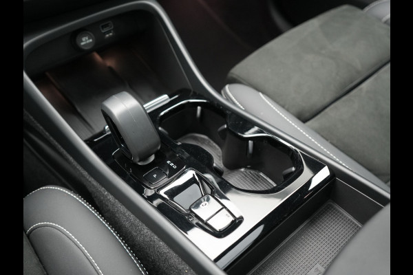Volvo XC40 T5 Ultimate Dark Plug In Hybrid 263pk Dealer O.H. PHEV | Panodak | Adaptive Cruise | Camera | Alcantara Sportstoelen Memory & Verwarmd | Harman / Kardon | Stuur Verwarmd | Keyless | 19"L.M | Apple Carplay | Blis | Navigatie | DAB |