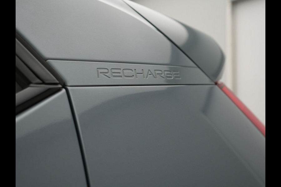 Volvo XC40 T5 Ultimate Dark Plug In Hybrid 263pk Dealer O.H. PHEV | Panodak | Adaptive Cruise | Camera | Alcantara Sportstoelen Memory & Verwarmd | Harman / Kardon | Stuur Verwarmd | Keyless | 19"L.M | Apple Carplay | Blis | Navigatie | DAB |