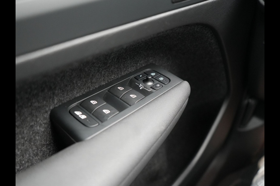 Volvo XC40 T5 Ultimate Dark Plug In Hybrid 263pk Dealer O.H. PHEV | Panodak | Adaptive Cruise | Camera | Alcantara Sportstoelen Memory & Verwarmd | Harman / Kardon | Stuur Verwarmd | Keyless | 19"L.M | Apple Carplay | Blis | Navigatie | DAB |