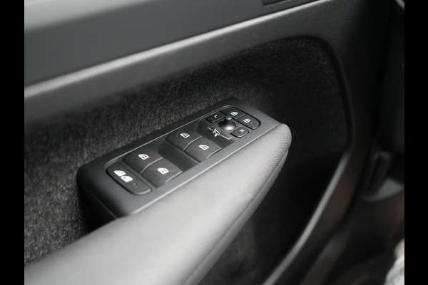 Volvo XC40 T5 Ultimate Dark Plug In Hybrid 263pk Dealer O.H. PHEV | Panodak | Adaptive Cruise | Camera | Alcantara Sportstoelen Memory & Verwarmd | Harman / Kardon | Stuur Verwarmd | Keyless | 19"L.M | Apple Carplay | Blis | Navigatie | DAB |
