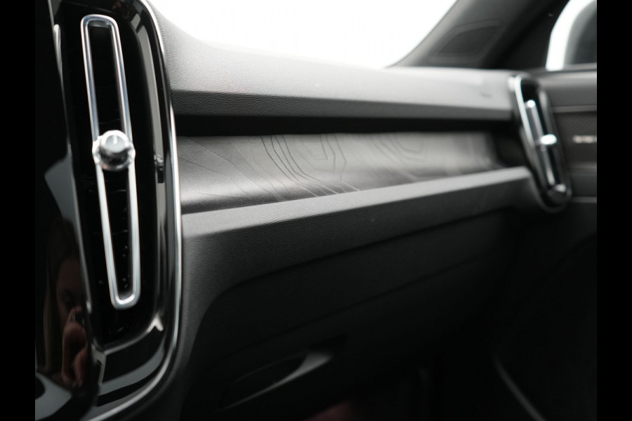 Volvo XC40 T5 Ultimate Dark Plug In Hybrid 263pk Dealer O.H. PHEV | Panodak | Adaptive Cruise | Camera | Alcantara Sportstoelen Memory & Verwarmd | Harman / Kardon | Stuur Verwarmd | Keyless | 19"L.M | Apple Carplay | Blis | Navigatie | DAB |