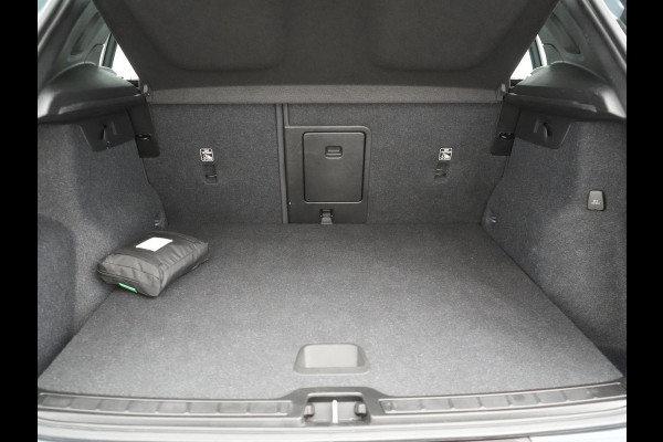 Volvo XC40 T5 Ultimate Dark Plug In Hybrid 263pk Dealer O.H. PHEV | Panodak | Adaptive Cruise | Camera | Alcantara Sportstoelen Memory & Verwarmd | Harman / Kardon | Stuur Verwarmd | Keyless | 19"L.M | Apple Carplay | Blis | Navigatie | DAB |