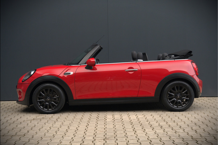 MINI Cabrio 1.5 Cooper Chili | Stoelverwarming | Cruise Control | Navigatie | Ambiance Verlichting | Parkeersensoren | Keyless | Climate Control | Black Pack | Dealer Onderhouden |