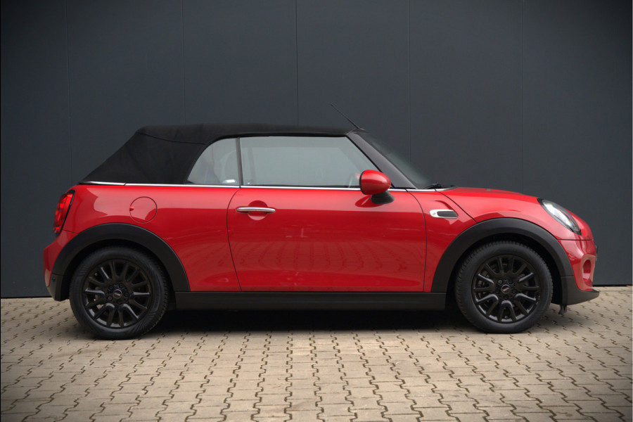 MINI Cabrio 1.5 Cooper Chili | Stoelverwarming | Cruise Control | Navigatie | Ambiance Verlichting | Parkeersensoren | Keyless | Climate Control | Black Pack | Dealer Onderhouden |