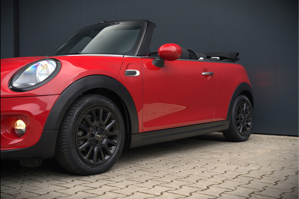 MINI Cabrio 1.5 Cooper Chili | Stoelverwarming | Cruise Control | Navigatie | Ambiance Verlichting | Parkeersensoren | Keyless | Climate Control | Black Pack | Dealer Onderhouden |