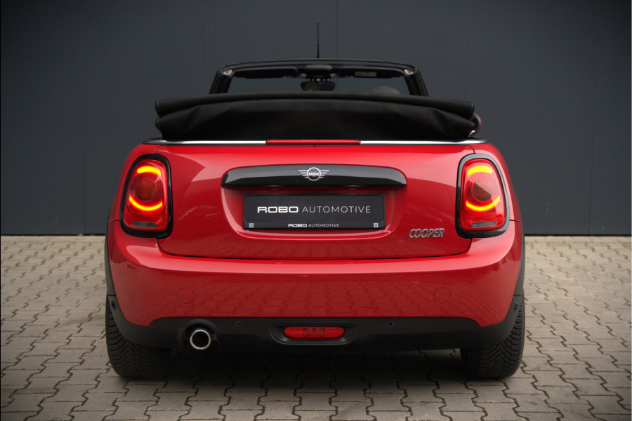 MINI Cabrio 1.5 Cooper Chili | Stoelverwarming | Cruise Control | Navigatie | Ambiance Verlichting | Parkeersensoren | Keyless | Climate Control | Black Pack | Dealer Onderhouden |
