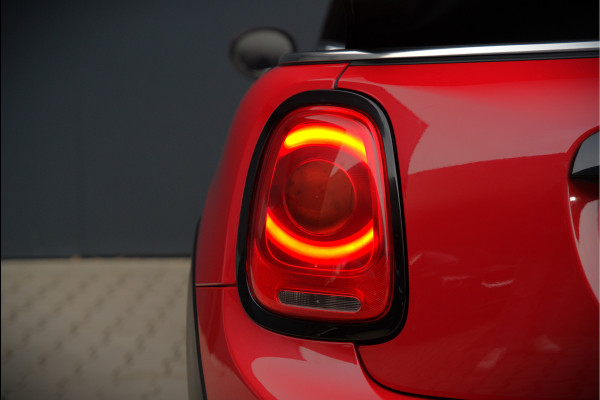 MINI Cabrio 1.5 Cooper Chili | Stoelverwarming | Cruise Control | Navigatie | Ambiance Verlichting | Parkeersensoren | Keyless | Climate Control | Black Pack | Dealer Onderhouden |