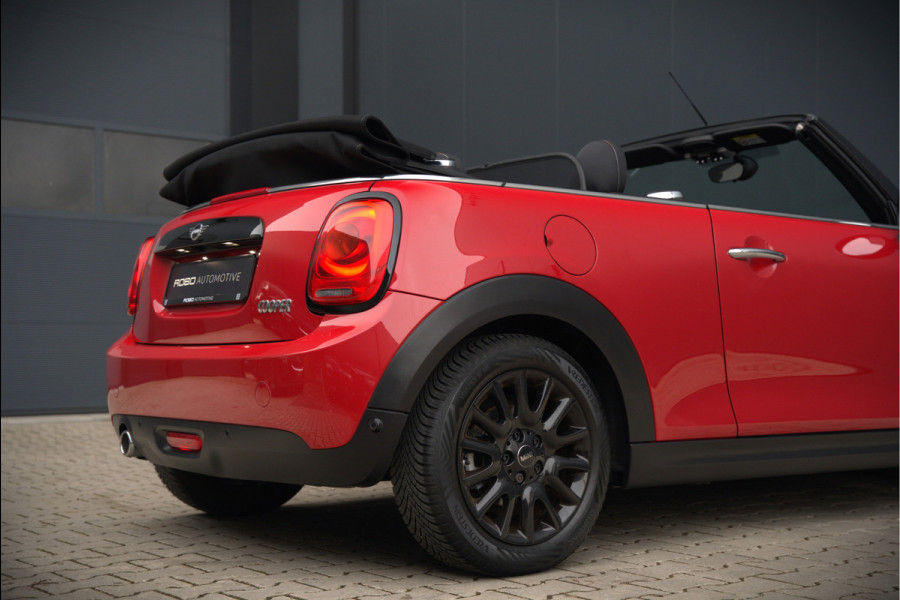 MINI Cabrio 1.5 Cooper Chili | Stoelverwarming | Cruise Control | Navigatie | Ambiance Verlichting | Parkeersensoren | Keyless | Climate Control | Black Pack | Dealer Onderhouden |