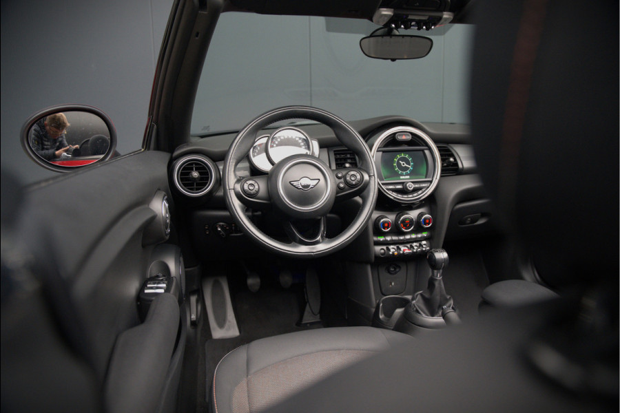 MINI Cabrio 1.5 Cooper Chili | Stoelverwarming | Cruise Control | Navigatie | Ambiance Verlichting | Parkeersensoren | Keyless | Climate Control | Black Pack | Dealer Onderhouden |