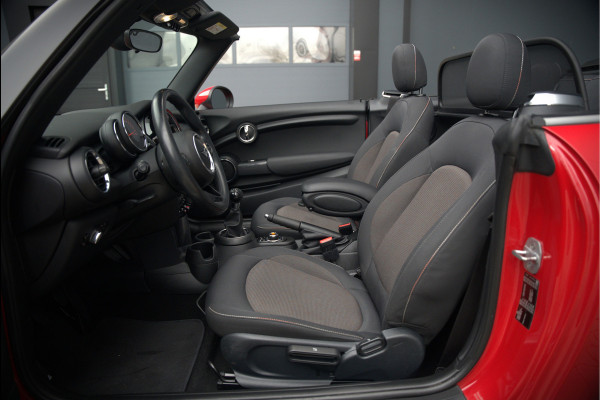 MINI Cabrio 1.5 Cooper Chili | Stoelverwarming | Cruise Control | Navigatie | Ambiance Verlichting | Parkeersensoren | Keyless | Climate Control | Black Pack | Dealer Onderhouden |