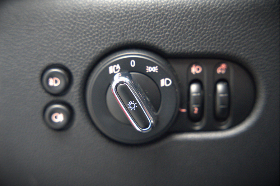 MINI Cabrio 1.5 Cooper Chili | Stoelverwarming | Cruise Control | Navigatie | Ambiance Verlichting | Parkeersensoren | Keyless | Climate Control | Black Pack | Dealer Onderhouden |