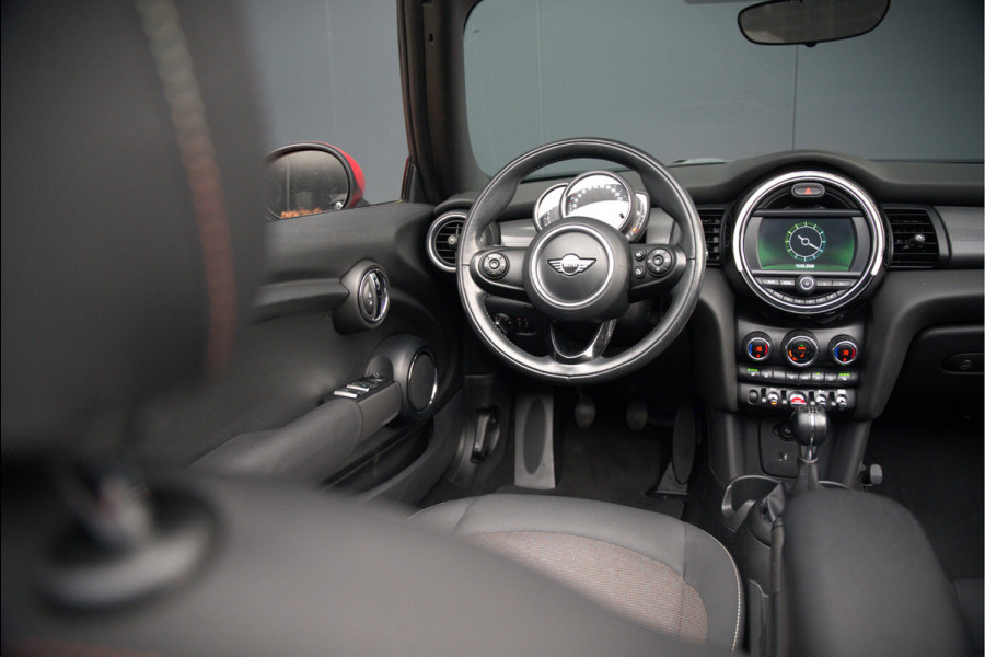 MINI Cabrio 1.5 Cooper Chili | Stoelverwarming | Cruise Control | Navigatie | Ambiance Verlichting | Parkeersensoren | Keyless | Climate Control | Black Pack | Dealer Onderhouden |