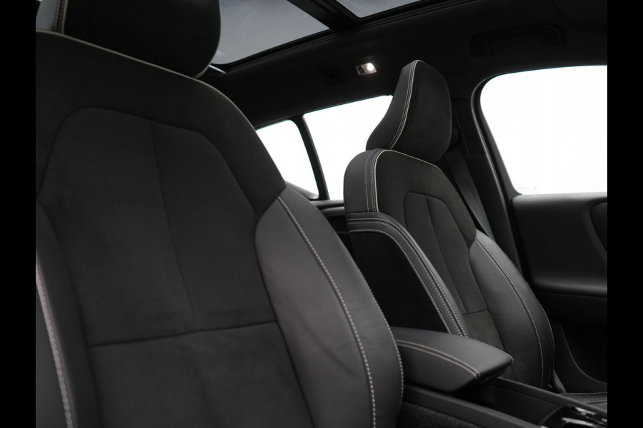 Volvo XC40 T5 Ultimate Dark Plug In Hybrid 293pk Dealer O.H. PHEV | Trekhaak Af Fabriek | Panodak | Adaptive Cruise | Camera | Alcantara Sporstoelen Memory & Verwarmd | Harman / Kardon | Stuur Verwarmd | Keyless | Apple Carplay | Navigatie | DAB |