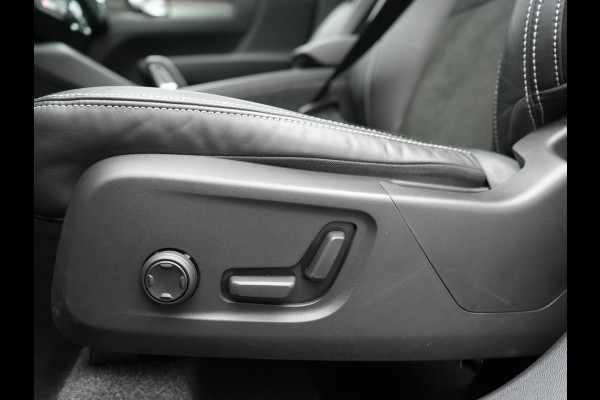 Volvo XC40 T5 Ultimate Dark Plug In Hybrid 293pk Dealer O.H. PHEV | Trekhaak Af Fabriek | Panodak | Adaptive Cruise | Camera | Alcantara Sporstoelen Memory & Verwarmd | Harman / Kardon | Stuur Verwarmd | Keyless | Apple Carplay | Navigatie | DAB |