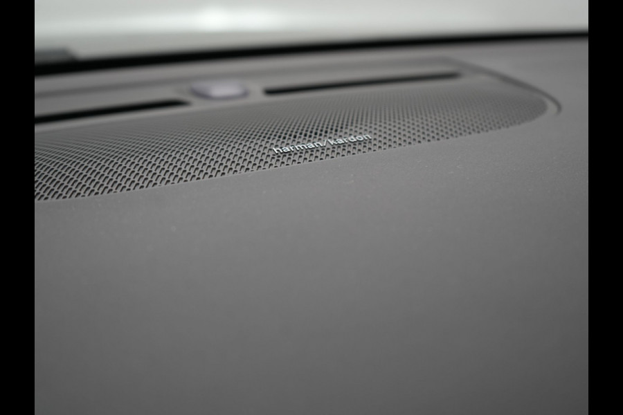 Volvo XC40 T5 Ultimate Dark Plug In Hybrid 293pk Dealer O.H. PHEV | Trekhaak Af Fabriek | Panodak | Adaptive Cruise | Camera | Alcantara Sporstoelen Memory & Verwarmd | Harman / Kardon | Stuur Verwarmd | Keyless | Apple Carplay | Navigatie | DAB |