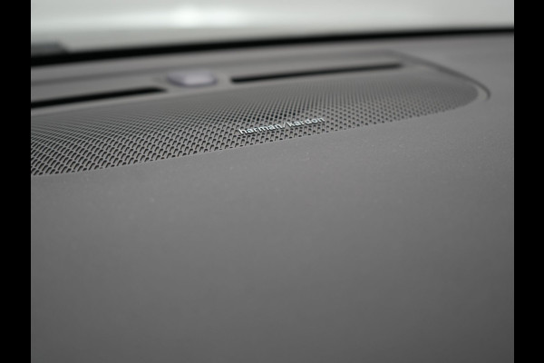 Volvo XC40 T5 Ultimate Dark Plug In Hybrid 293pk Dealer O.H. PHEV | Trekhaak Af Fabriek | Panodak | Adaptive Cruise | Camera | Alcantara Sporstoelen Memory & Verwarmd | Harman / Kardon | Stuur Verwarmd | Keyless | Apple Carplay | Navigatie | DAB |