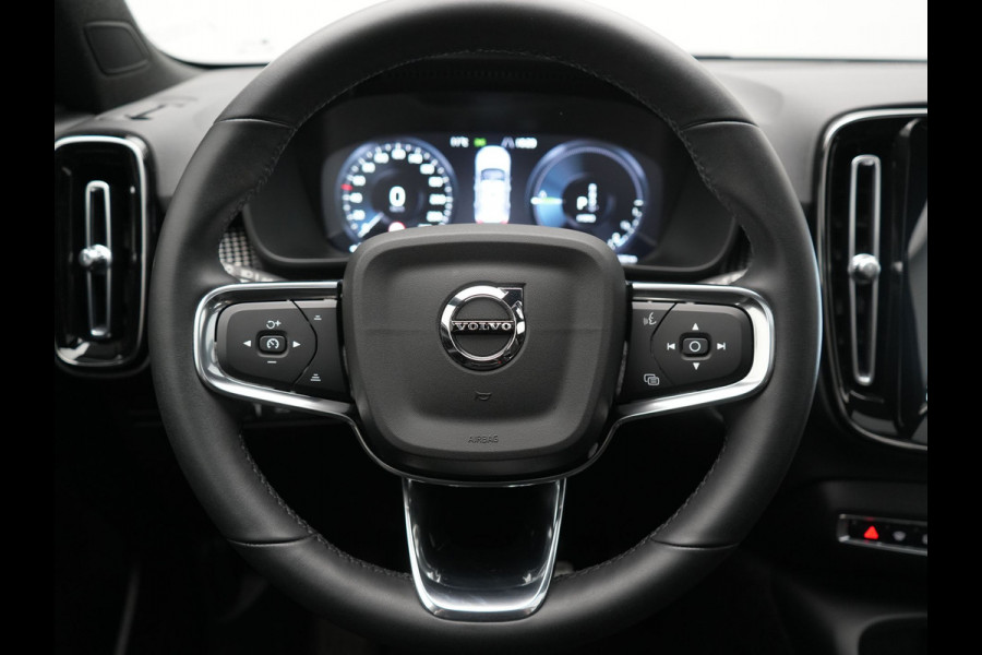 Volvo XC40 T5 Ultimate Dark Plug In Hybrid 293pk Dealer O.H. PHEV | Trekhaak Af Fabriek | Panodak | Adaptive Cruise | Camera | Alcantara Sporstoelen Memory & Verwarmd | Harman / Kardon | Stuur Verwarmd | Keyless | Apple Carplay | Navigatie | DAB |