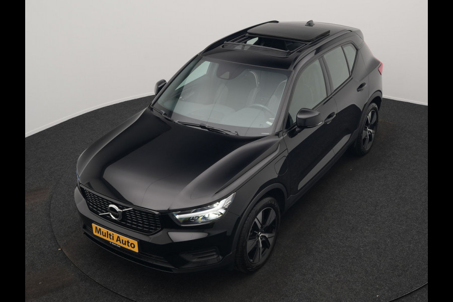 Volvo XC40 T5 Ultimate Dark Plug In Hybrid 293pk Dealer O.H. PHEV | Trekhaak Af Fabriek | Panodak | Adaptive Cruise | Camera | Alcantara Sporstoelen Memory & Verwarmd | Harman / Kardon | Stuur Verwarmd | Keyless | Apple Carplay | Navigatie | DAB |