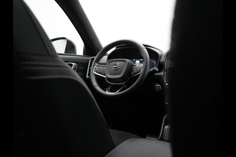 Volvo XC40 T5 Ultimate Dark Plug In Hybrid 293pk Dealer O.H. PHEV | Trekhaak Af Fabriek | Panodak | Adaptive Cruise | Camera | Alcantara Sporstoelen Memory & Verwarmd | Harman / Kardon | Stuur Verwarmd | Keyless | Apple Carplay | Navigatie | DAB |