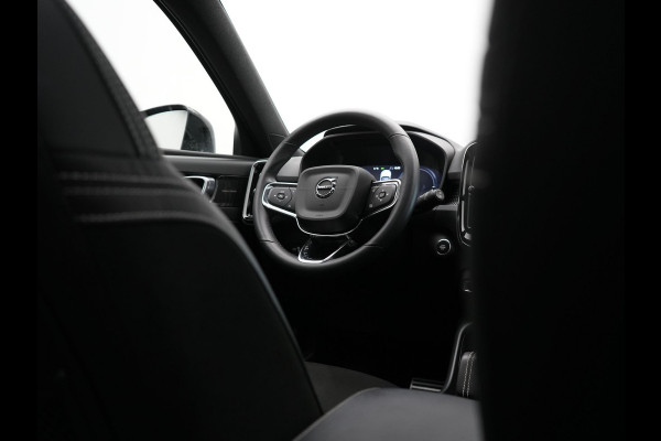 Volvo XC40 T5 Ultimate Dark Plug In Hybrid 293pk Dealer O.H. PHEV | Trekhaak Af Fabriek | Panodak | Adaptive Cruise | Camera | Alcantara Sporstoelen Memory & Verwarmd | Harman / Kardon | Stuur Verwarmd | Keyless | Apple Carplay | Navigatie | DAB |