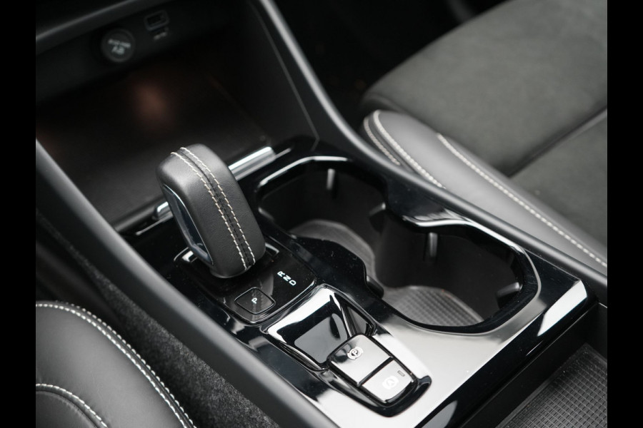 Volvo XC40 T5 Ultimate Dark Plug In Hybrid 293pk Dealer O.H. PHEV | Trekhaak Af Fabriek | Panodak | Adaptive Cruise | Camera | Alcantara Sporstoelen Memory & Verwarmd | Harman / Kardon | Stuur Verwarmd | Keyless | Apple Carplay | Navigatie | DAB |