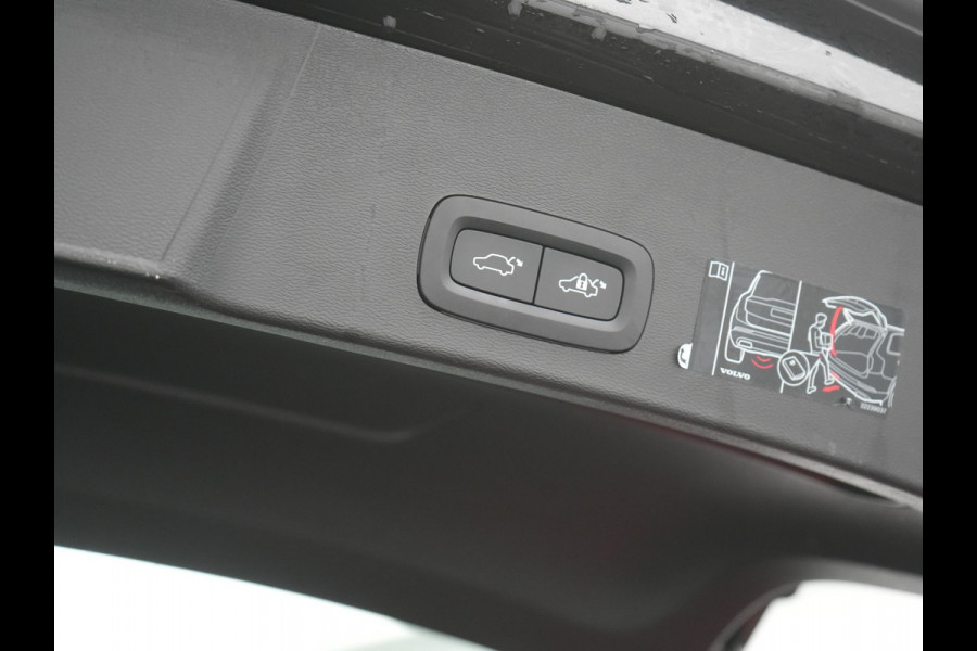 Volvo XC40 T5 Ultimate Dark Plug In Hybrid 293pk Dealer O.H. PHEV | Trekhaak Af Fabriek | Panodak | Adaptive Cruise | Camera | Alcantara Sporstoelen Memory & Verwarmd | Harman / Kardon | Stuur Verwarmd | Keyless | Apple Carplay | Navigatie | DAB |