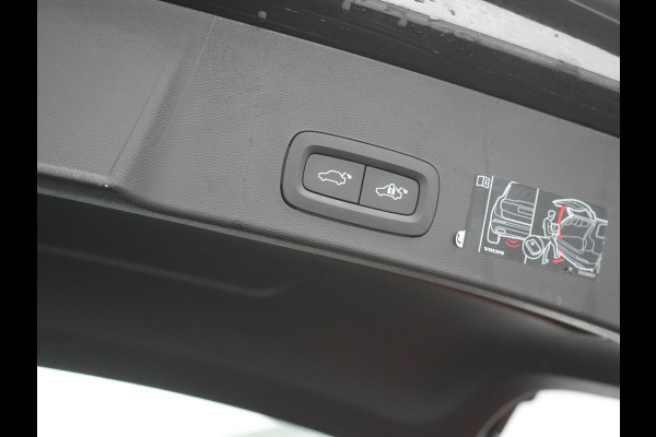 Volvo XC40 T5 Ultimate Dark Plug In Hybrid 293pk Dealer O.H. PHEV | Trekhaak Af Fabriek | Panodak | Adaptive Cruise | Camera | Alcantara Sporstoelen Memory & Verwarmd | Harman / Kardon | Stuur Verwarmd | Keyless | Apple Carplay | Navigatie | DAB |