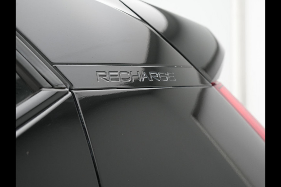 Volvo XC40 T5 Ultimate Dark Plug In Hybrid 293pk Dealer O.H. PHEV | Trekhaak Af Fabriek | Panodak | Adaptive Cruise | Camera | Alcantara Sporstoelen Memory & Verwarmd | Harman / Kardon | Stuur Verwarmd | Keyless | Apple Carplay | Navigatie | DAB |